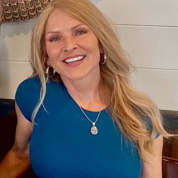 Meet your Posher, Lori - Picture 2 of 3